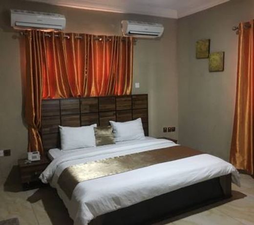 Momak 5 Hotel and Suites