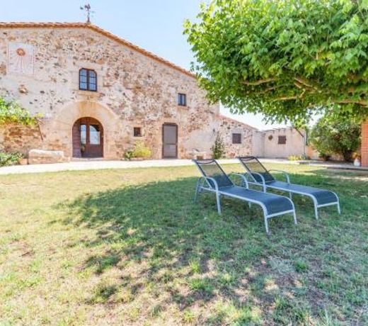Catalan farmhouse with round pool in the middle of forest