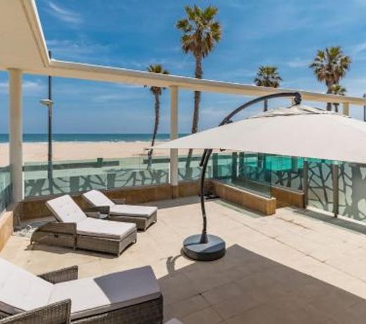 Luxury Beach Front Apartment with Pool
