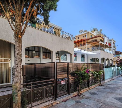 New! Stylish Seafront Townhouse with parking