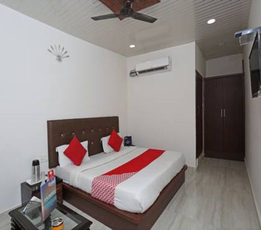 OYO 15839 Hotel Queen Palace