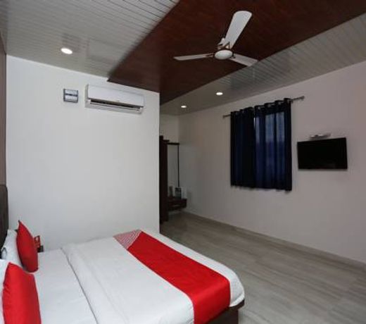OYO 15839 Hotel Queen Palace