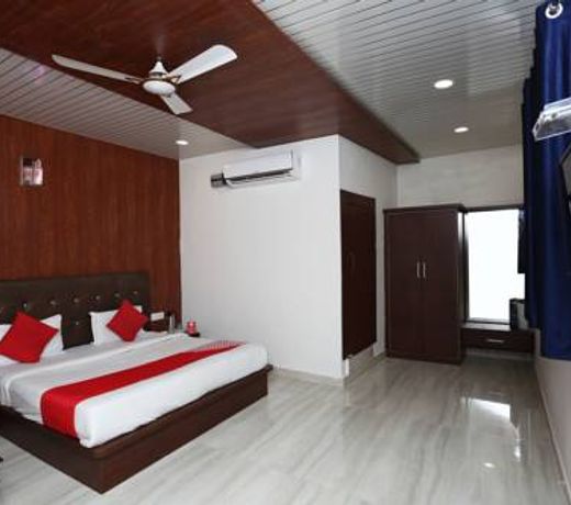 OYO 15839 Hotel Queen Palace