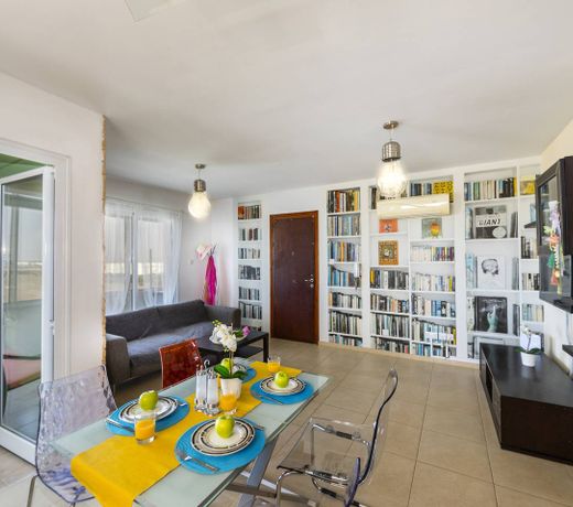 Mackenzie Alexandros Suite