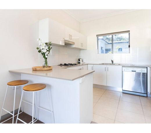 Light, bright and spacious unit close to beaches