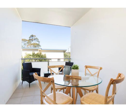 Light, bright and spacious unit close to beaches
