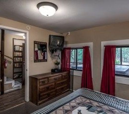 Bear Crossing - Three Bedroom Cabin