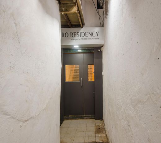 OYO Flagship 13885 Metro Residency