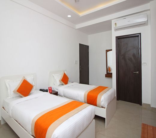 OYO 9915 Petals Inn