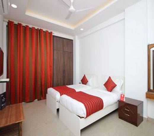 OYO 9915 Petals Inn