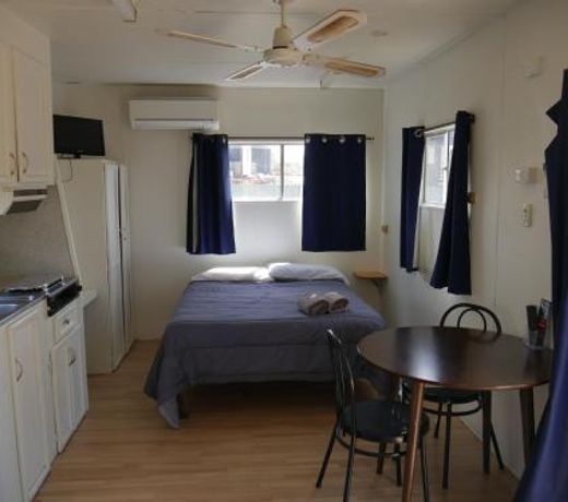 Parkes Country Cabins