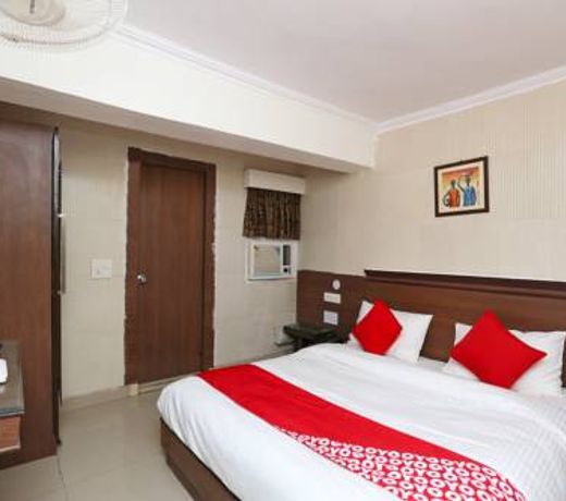 OYO 13672 Hotel Dhruv