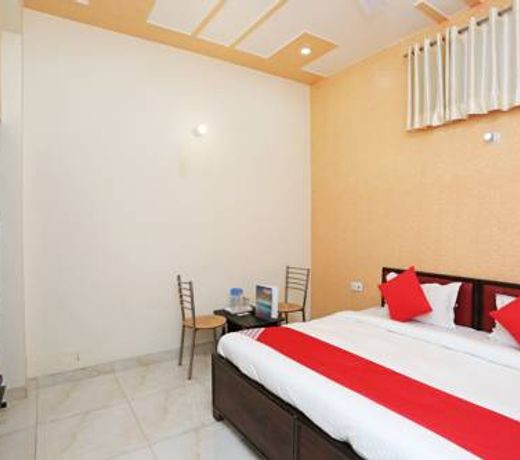 OYO 17066 Hotel Pushpa Palace