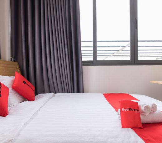 RedDoorz Premium near E-Town