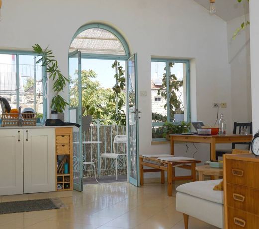 diraPo Nahlaot Roof-Level Studio Apartment