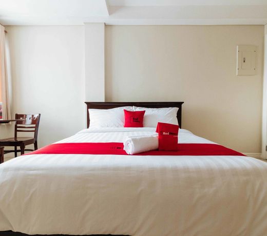 RedDoorz Plus near Capitol Commons