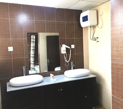 Chesterfield Hotel & Suites