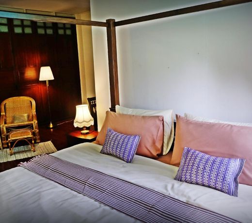 24 Samsen Heritage House