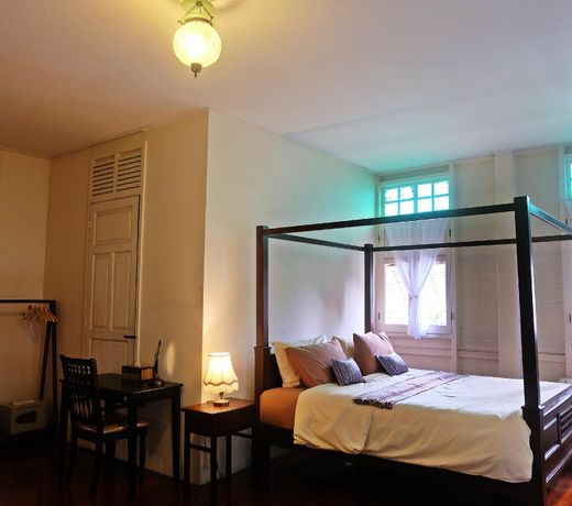 24 Samsen Heritage House