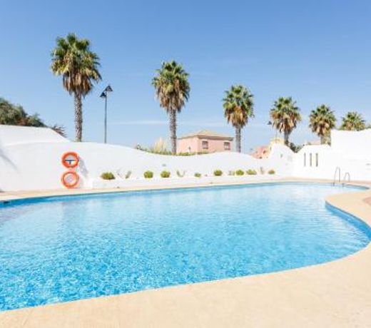 Bonito apartamento en campo de golf con piscina