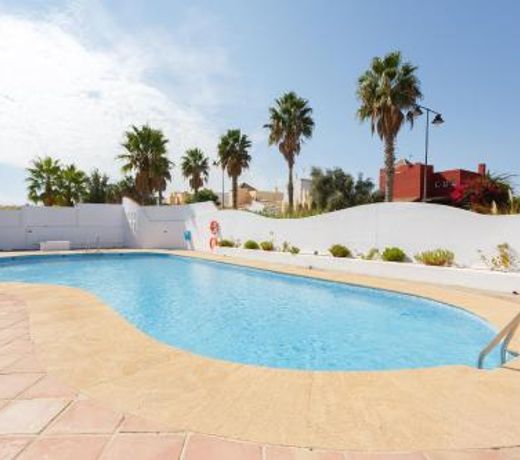 Bonito apartamento en campo de golf con piscina