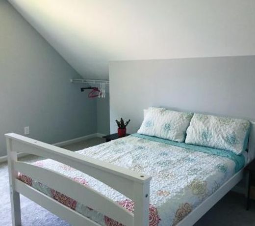Upscale 5 bedroom house with First floor Master