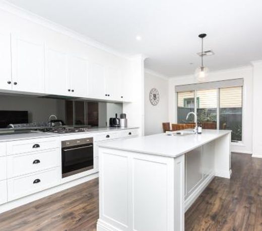 4 Bedroom Inner City Townhouse - SLEEPS 9 !!
