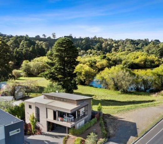 Retreat Lake Daylesford
