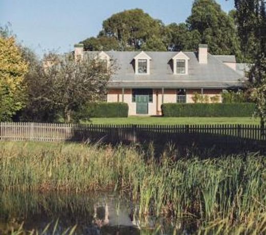 CLAYFIELD HOMESTEAD - rustic country accommodation
