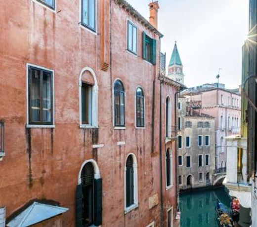 Luxury Venetian Rooms