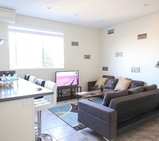 American Style in Hollywood w/ free parking 3BR2BA