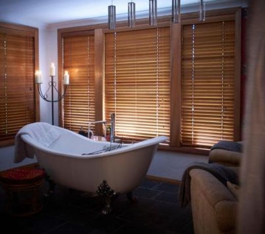 Tomah Retreat - Studio CHILL with fireplace and clawfoot bath