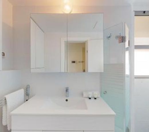 Dynamic 1BR in Ben yehuda 50 by HolyGuest