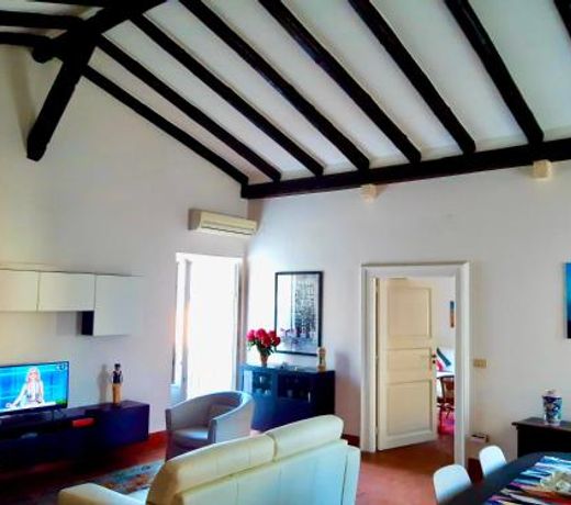Raffinato appartamento in palazzo antico centro storico Ortigia