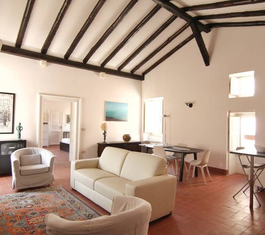 Raffinato appartamento in palazzo antico centro storico Ortigia