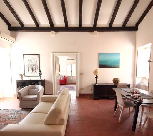 Raffinato appartamento in palazzo antico centro storico Ortigia