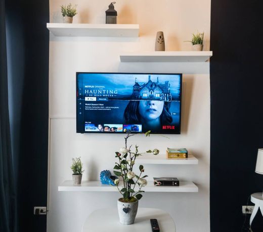 Deluxe Studio with Netflix-next to Airport @Indigo