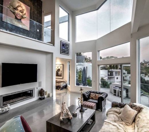 Sunset Plaza Modern
