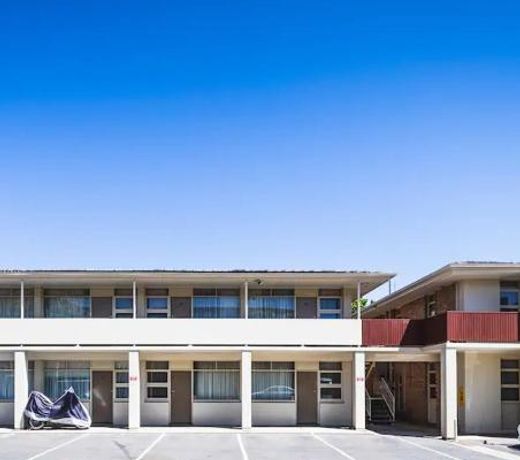 Hi 5 Glenelg Studio Apartment