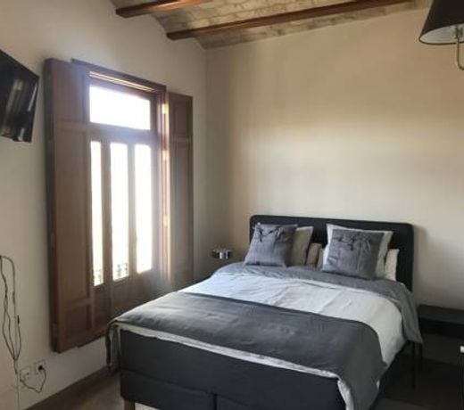 Reina Rooms