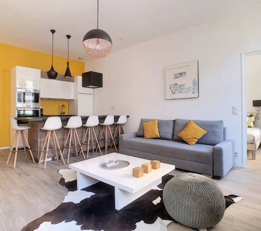 Totolulu Cannes Yellow Corner