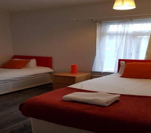 Ferndale House-Huku Kwetu Luton -Spacious 3 Bedroom House - Suitable & Affordable Group Accommodation - Business Travellers