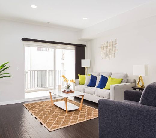 Spacious 2BR + Ensuite Laundry by Walk of Fame