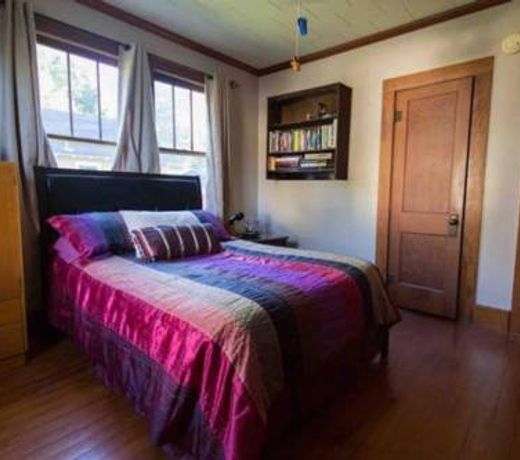 Cajun Hostel on the Crest