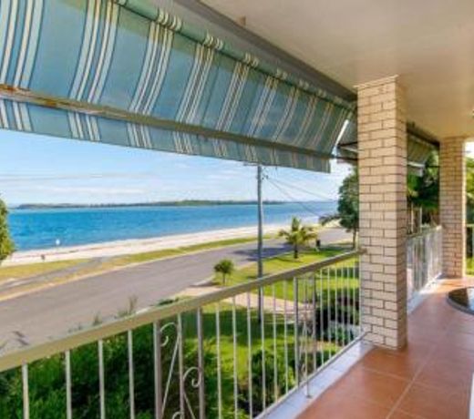VIEWS VIEWS VIEWS! Front Top Floor Waterfront Unit - Chnook Apartments South Esp, Bongaree