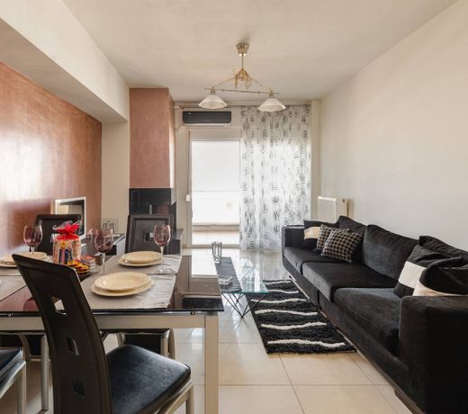 New Top Floor Apartment with private Parking