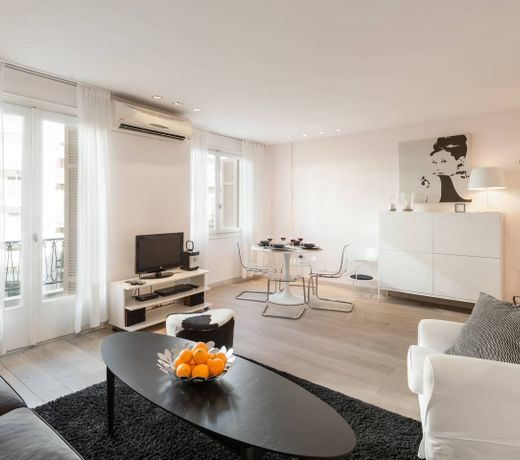 Stylish white 4 ppl apartment in City center