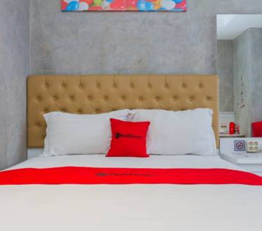 RedDoorz Premium @ The Batik Hotel Moh. Toha