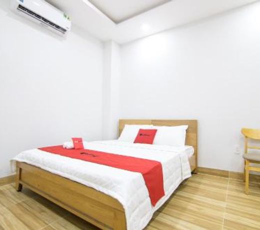 RedDoorz Plus near E-Town 2