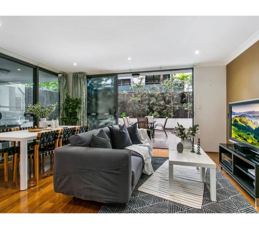 Large unit amid inner-city greenery close to CBD